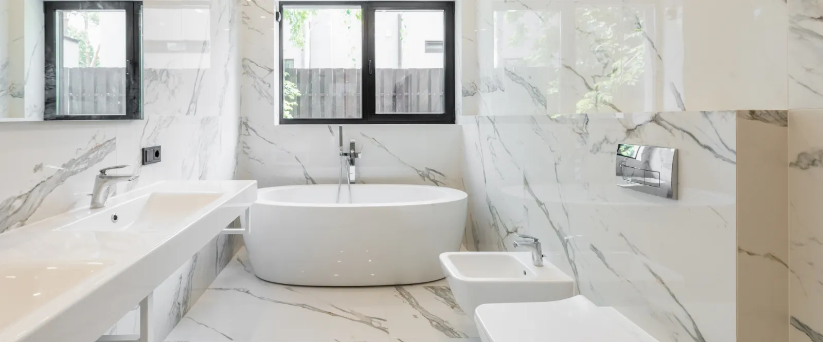 Lichte badkamer met vrijstaand bad